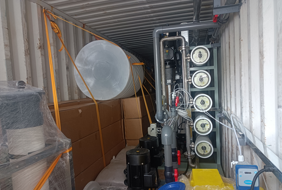 【川一股份】30T超滤设备+20T单级反渗透设备装车发往阿联酋