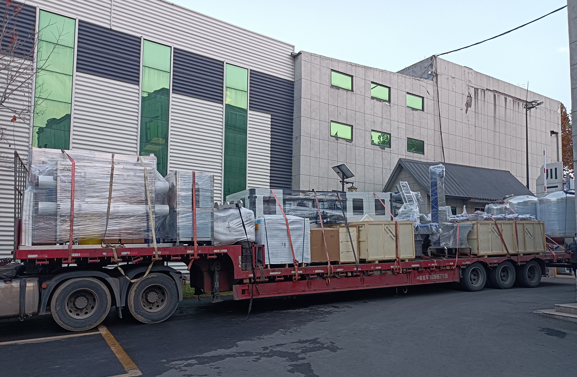 【川一股份】纳滤设备+小瓶水灌装线水厂设备装车发往烟台栖霞市