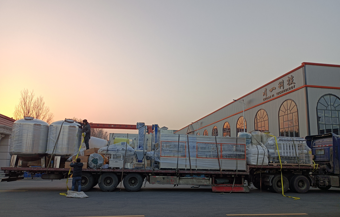 【川一股份】5000小瓶水灌装线+500小桶水灌装线水厂设备装车发往枣庄市山亭区