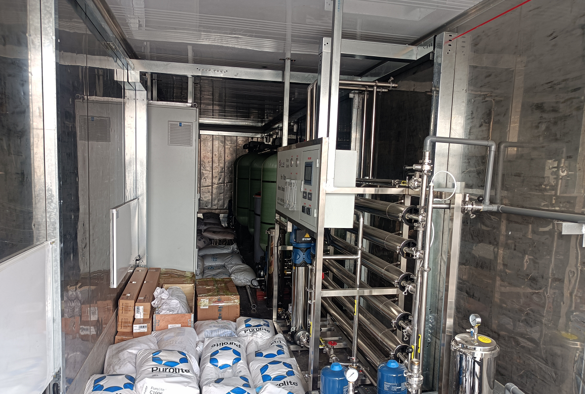 【川一股份】单级反渗透+软化水设备装柜发往俄罗斯